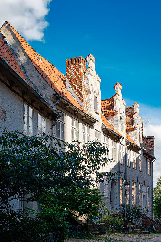列在“Pastorenhäuser”(“教区长住宅”)旁边的l<s:1>贝克“圣雅各比”教堂，以“荷兰砖文艺复兴”风格建造。